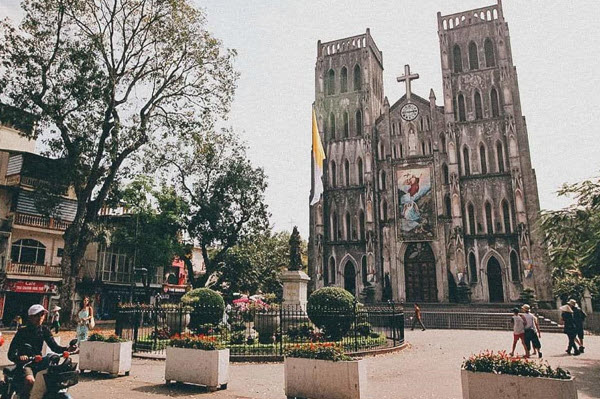 Sightseeing Hanoi Cathedral