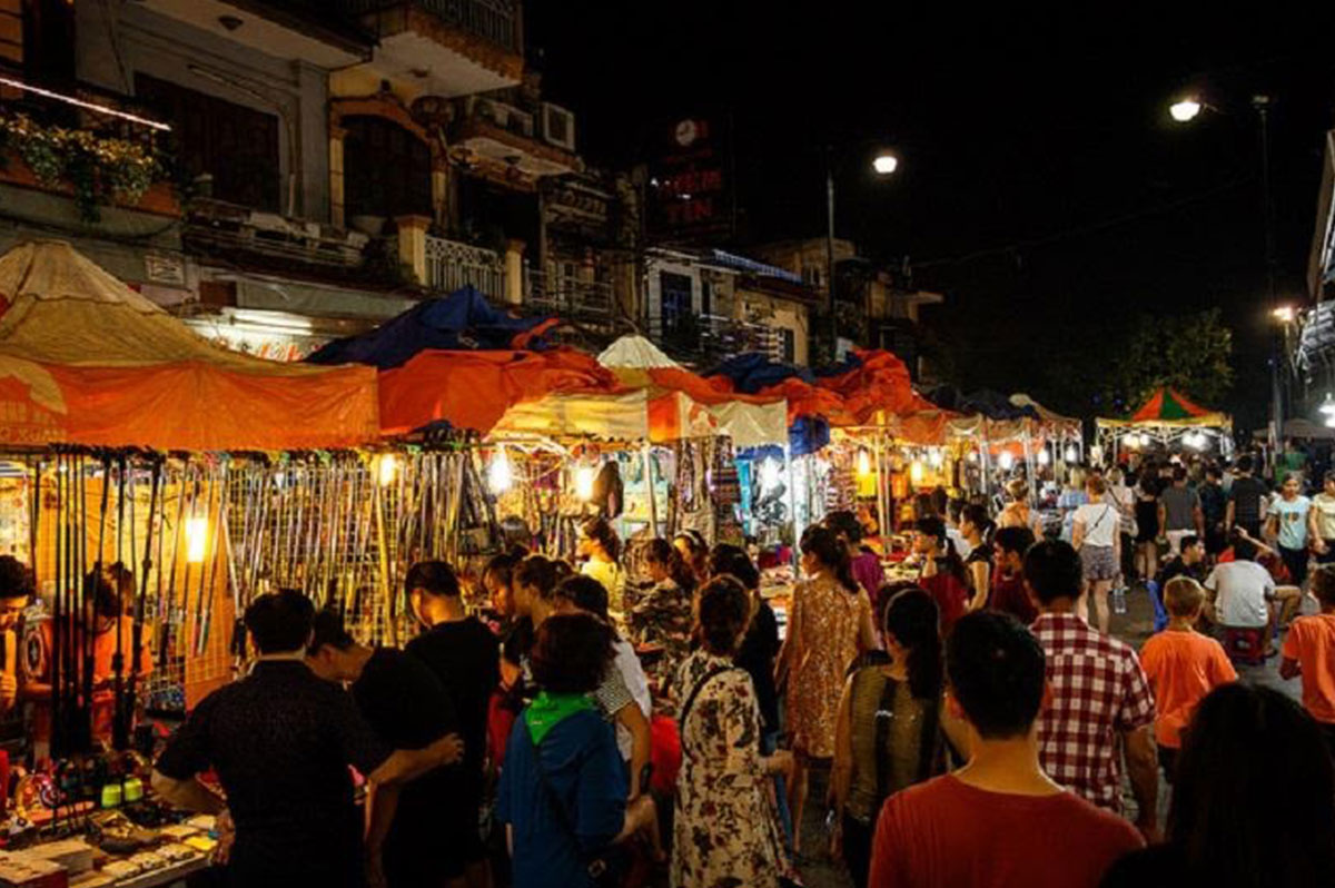 Discover the wonderful things of Hanoi at night