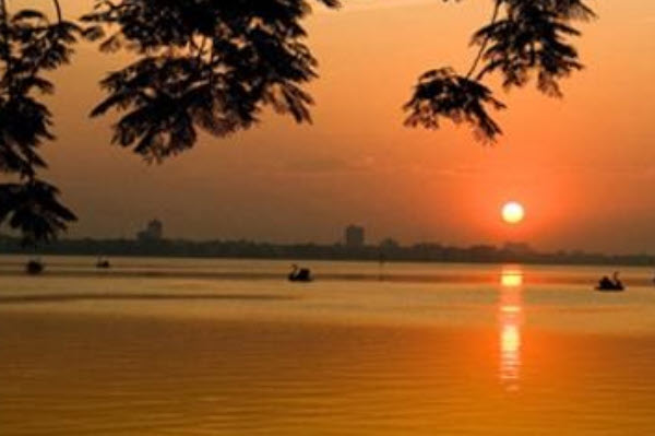 West Lake - an interesting tourist destination in Hanoi