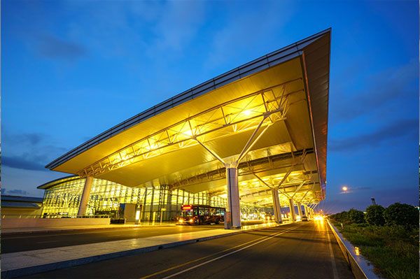 Which hotel is closest to Noi Bai airport?