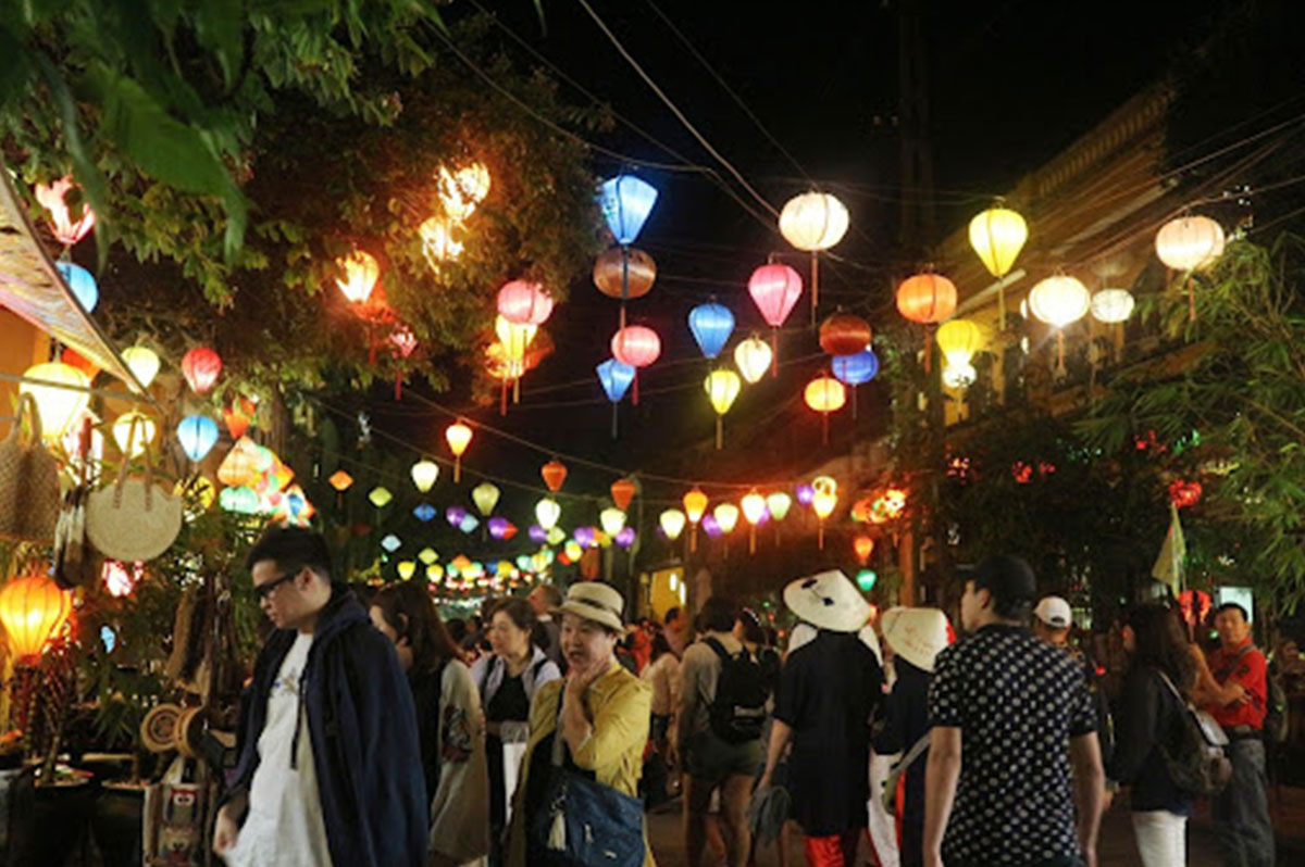 Discover 5 cheap Hanoi night markets that "attract customers"