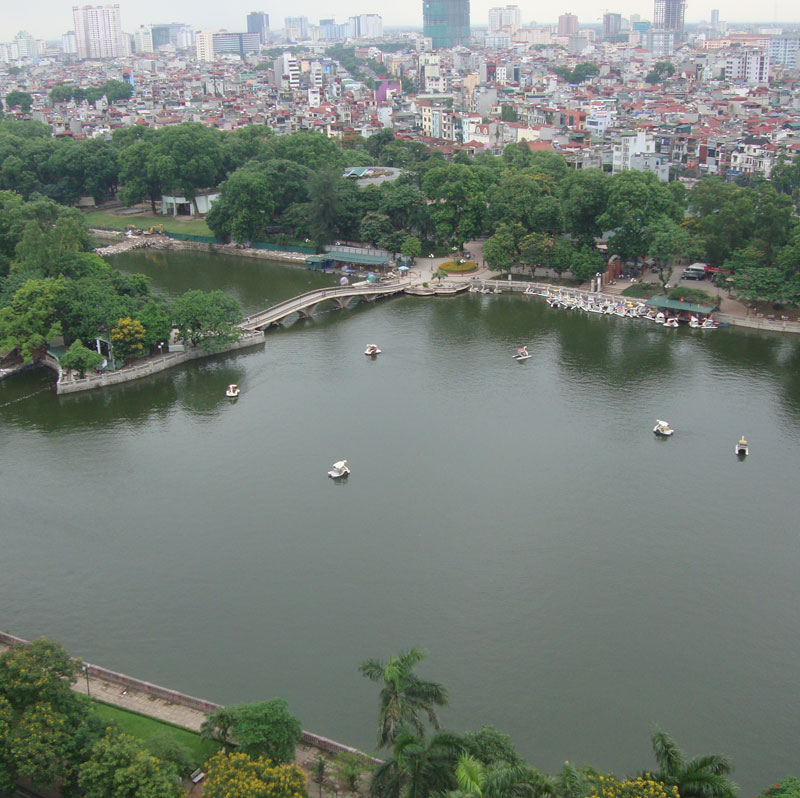Visiting Thu Le Park when traveling to Hanoi